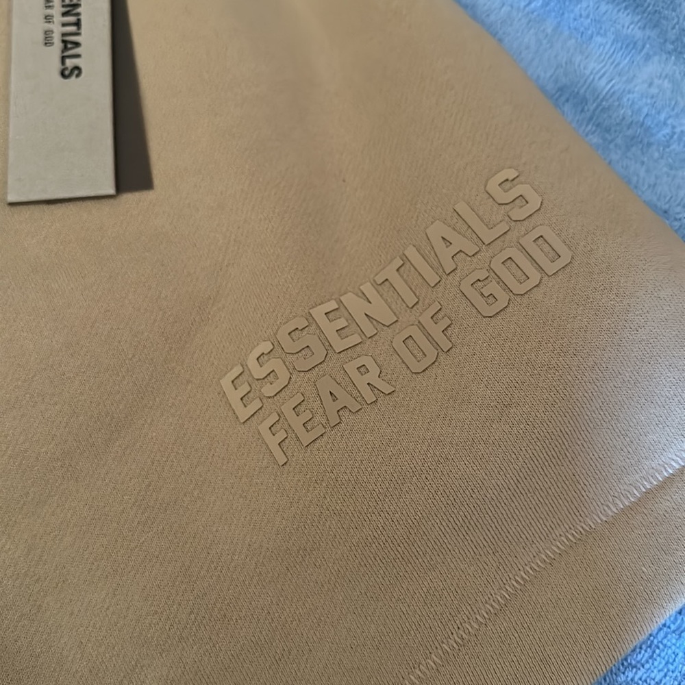 Essential Shorts - Picture 2 of 7